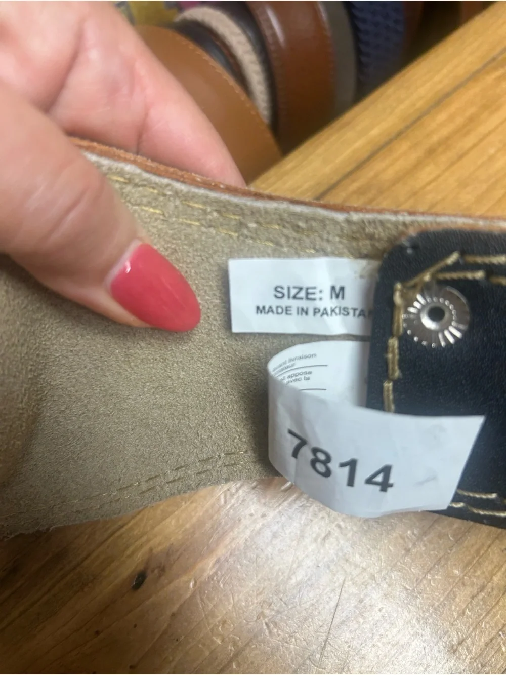 HARBINGER 4” leather weightlifting belt. Size Medium appears to be new?